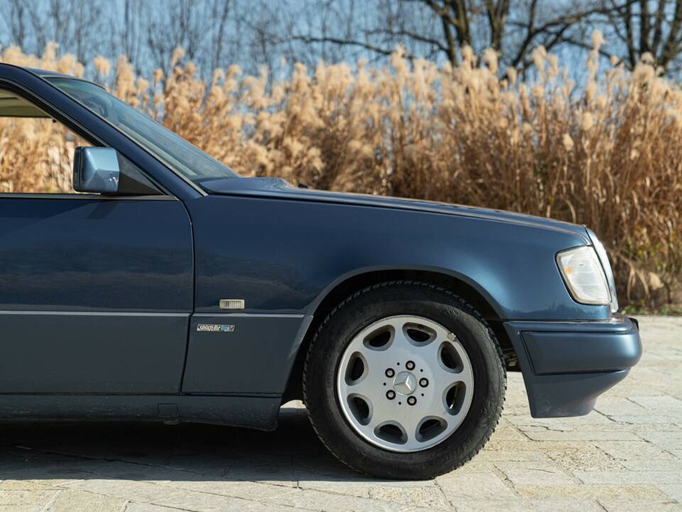 Bild 9/50 von Mercedes-Benz 200 CE (1992)