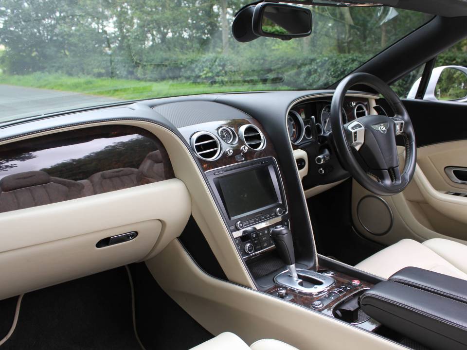Bild 11/19 von Bentley Continental GTC V8 (2014)