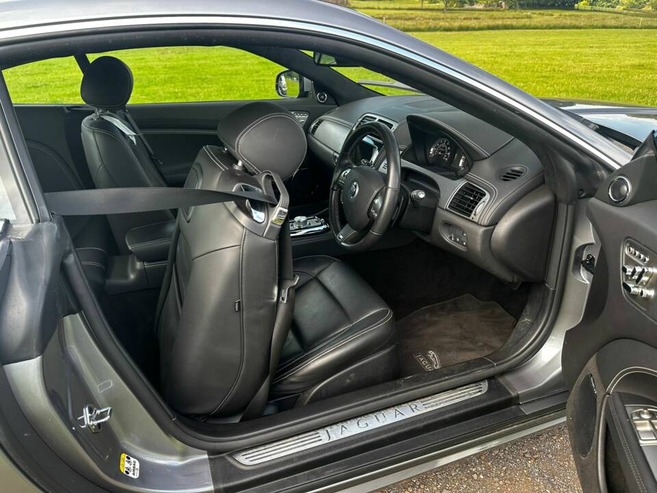Image 23/46 of Jaguar XKR (2010)
