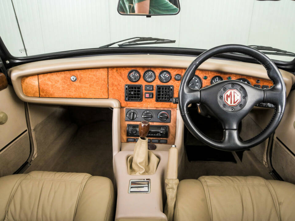 Bild 7/50 von MG RV8 (1993)