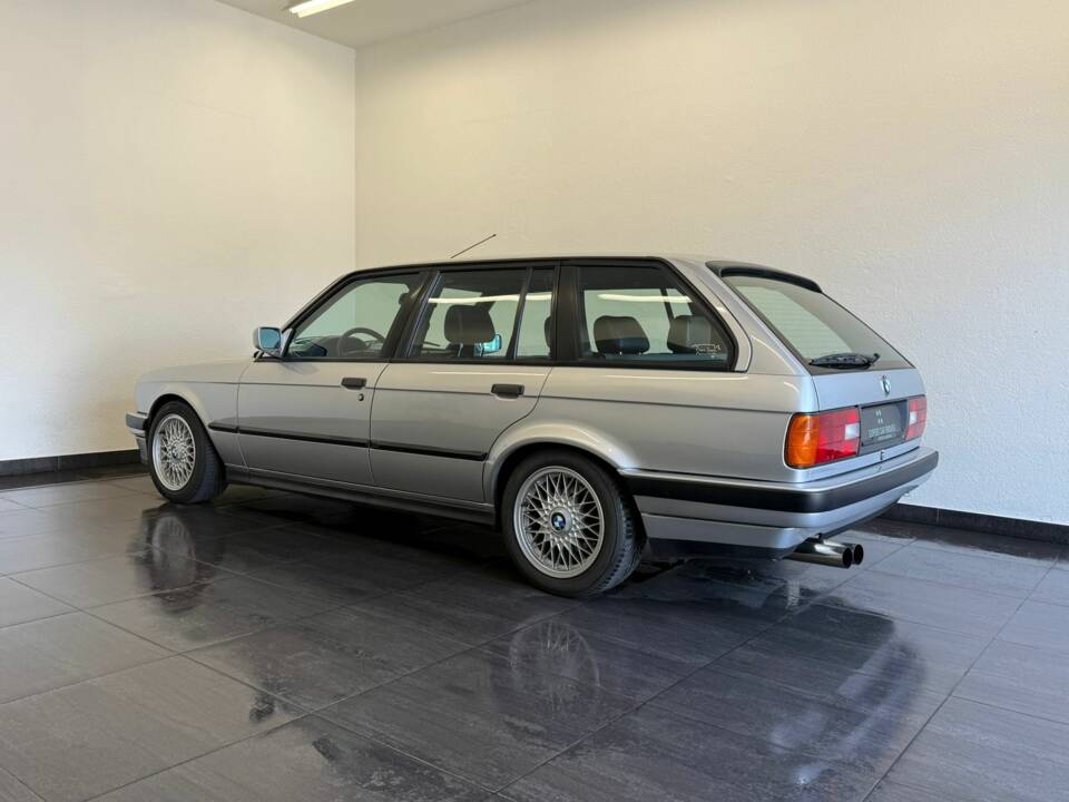 Immagine 11/50 di BMW 325i Touring (1992)