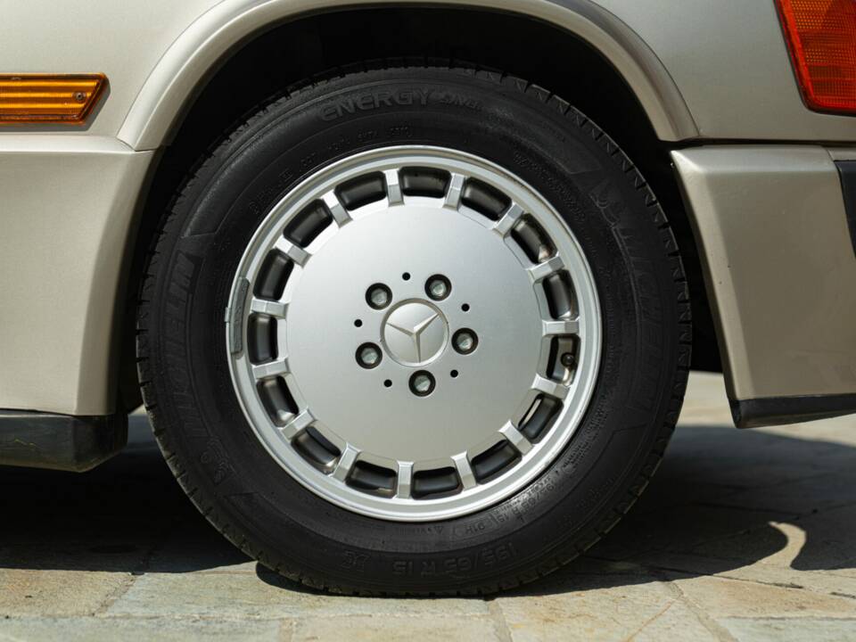 Image 14/50 of Mercedes-Benz 190 E 2.3-16 (1985)
