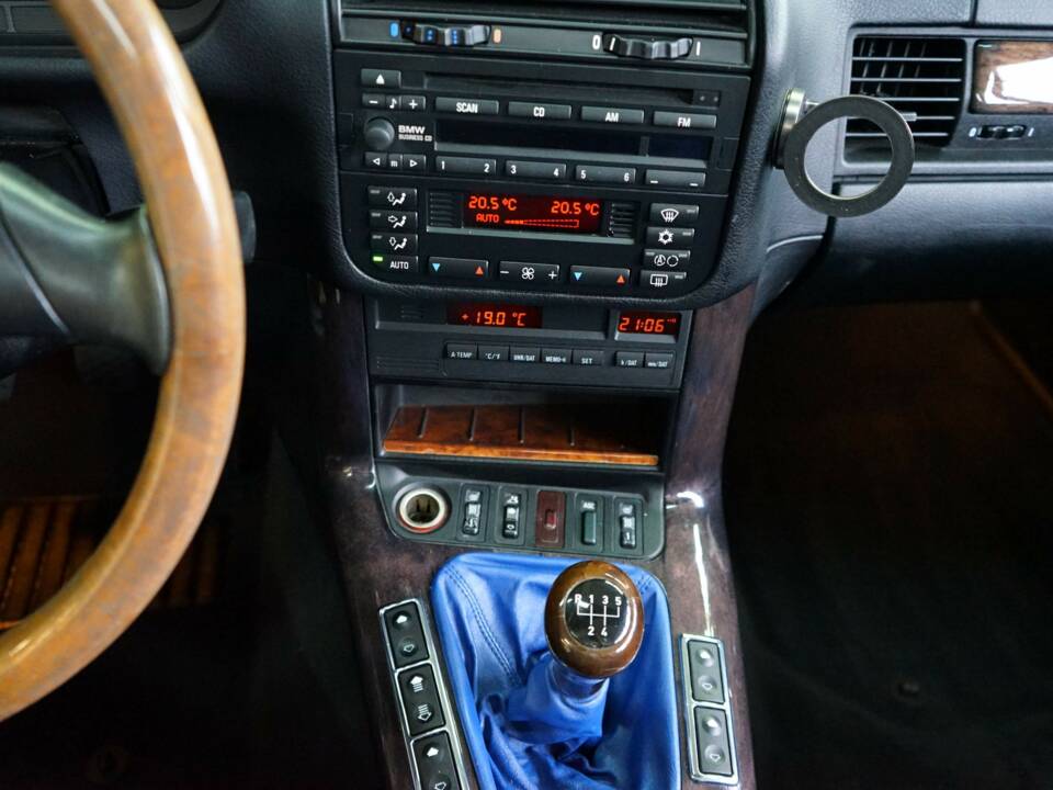 Image 26/36 of BMW 318i (1999)