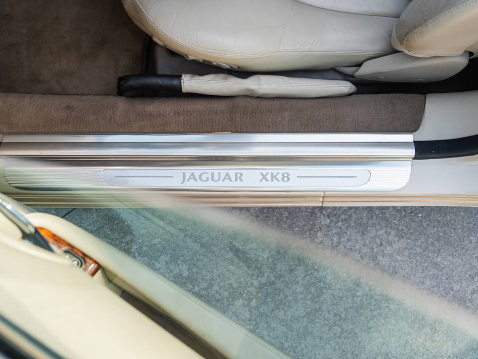 Image 59/91 de Jaguar XK8 4.0 (2000)