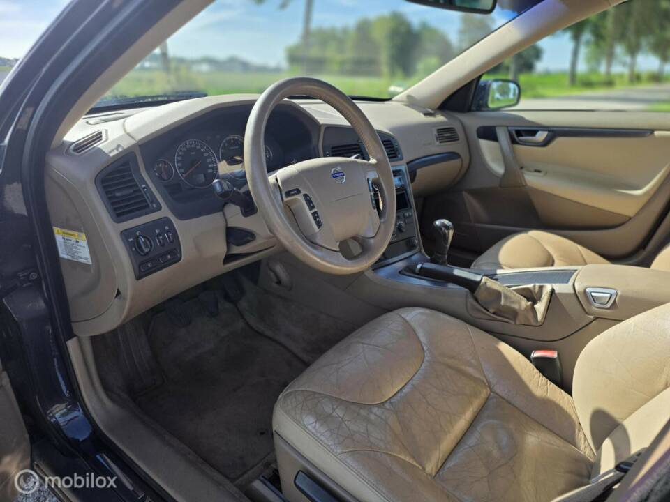 Image 16/39 of Volvo V 70 2.4 (2006)