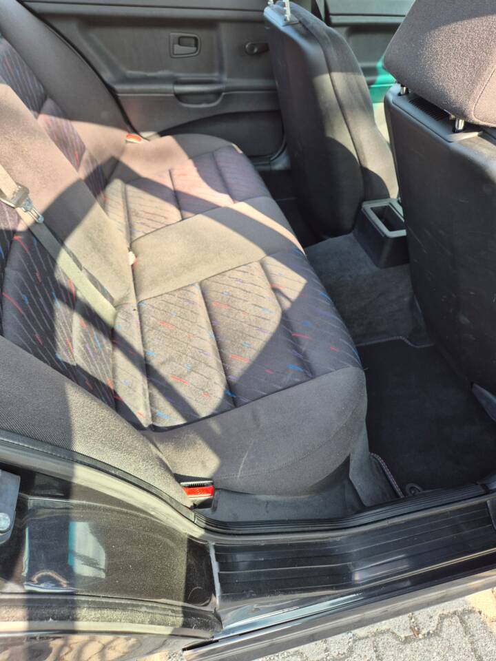 Image 40/49 of BMW 318is "Class II" (1994)