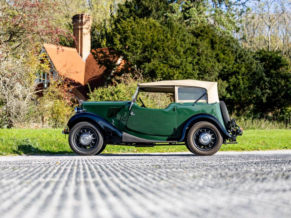 Image 24/50 of Morris Eight (1937)