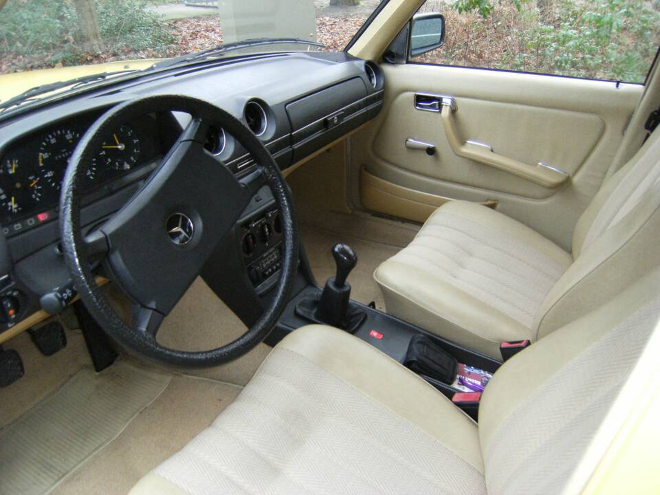 Imagen 2/8 de Mercedes-Benz 240 D (1982)