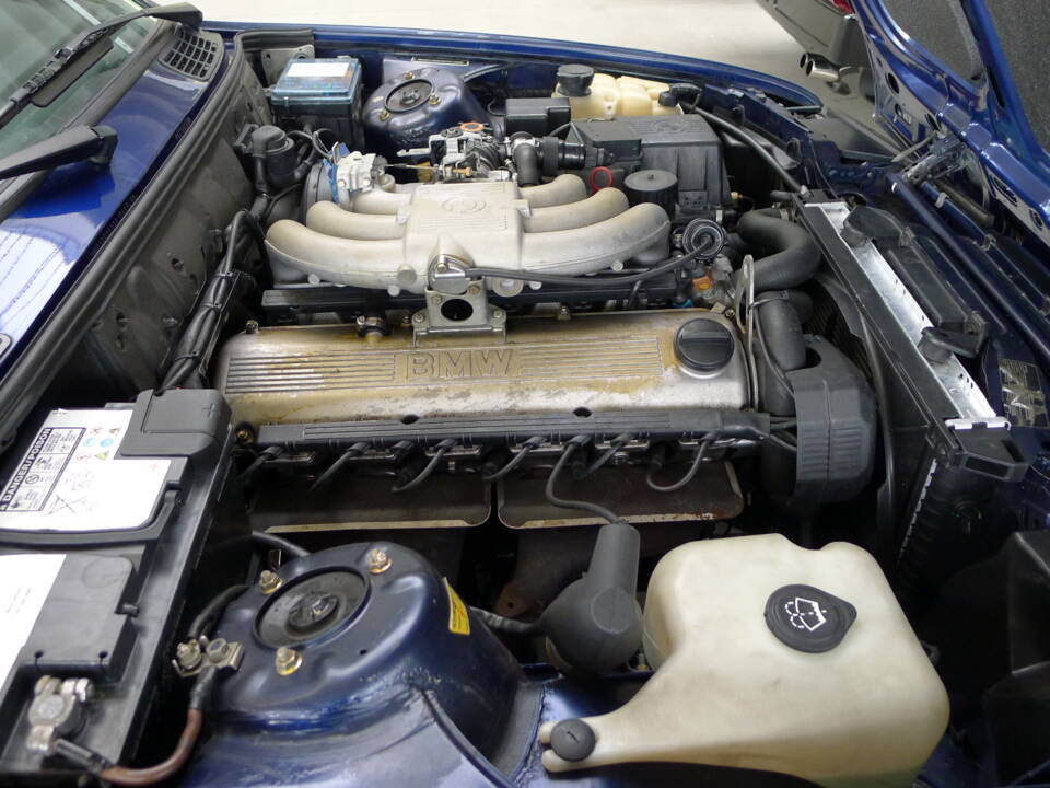 Image 13/37 of BMW 325i (1991)