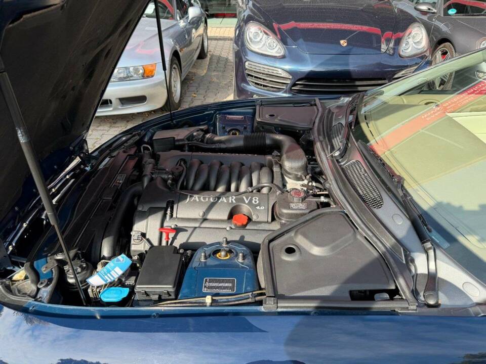 Image 21/35 of Jaguar XK8 4.0 (2002)