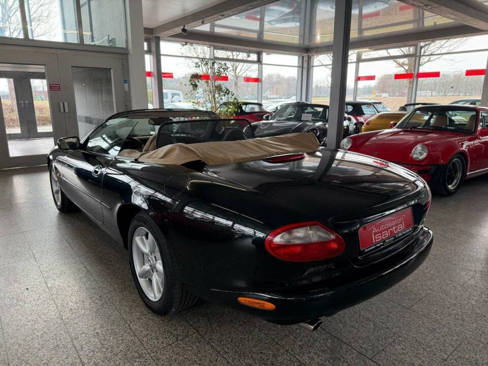 Image 30/34 of Jaguar XK8 4.0 (1997)