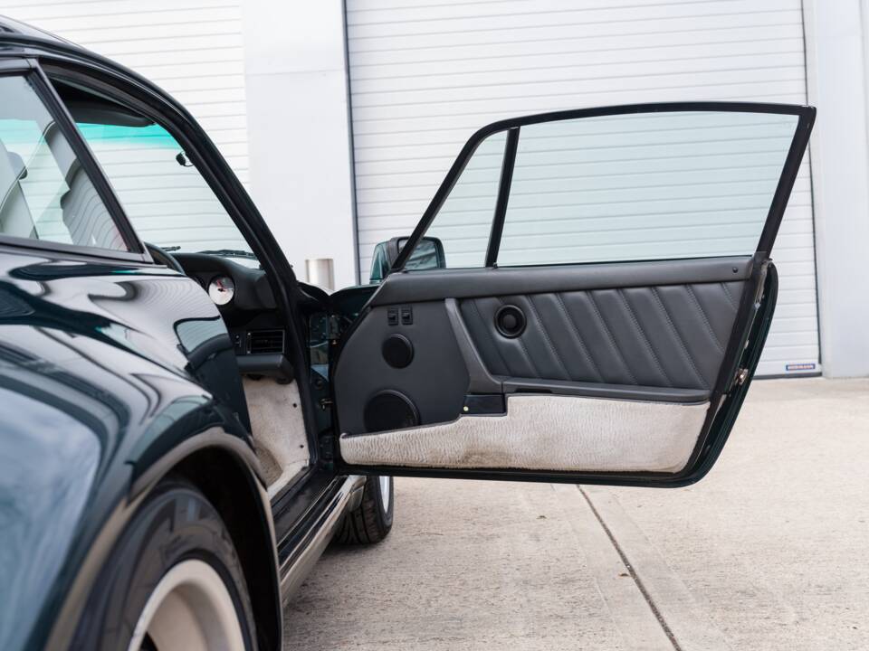 Image 38/52 of Porsche 911 Carrera 3.2 (1989)