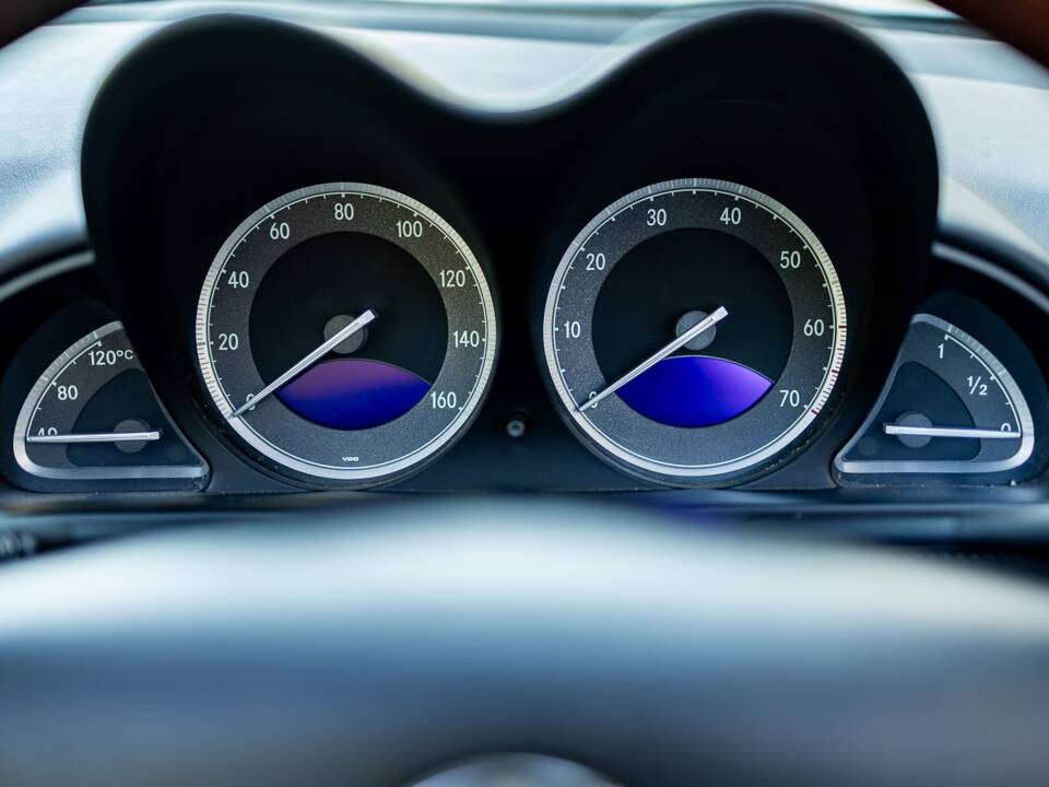 Image 38/50 de Mercedes-Benz SL 500 (2003)