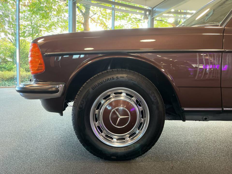 Image 13/21 of Mercedes-Benz 230 E (1983)