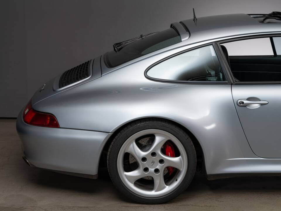 Image 6/32 de Porsche 911 Carrera 4S (1998)