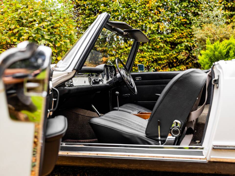 Image 38/50 of Mercedes-Benz 280 SL (1968)