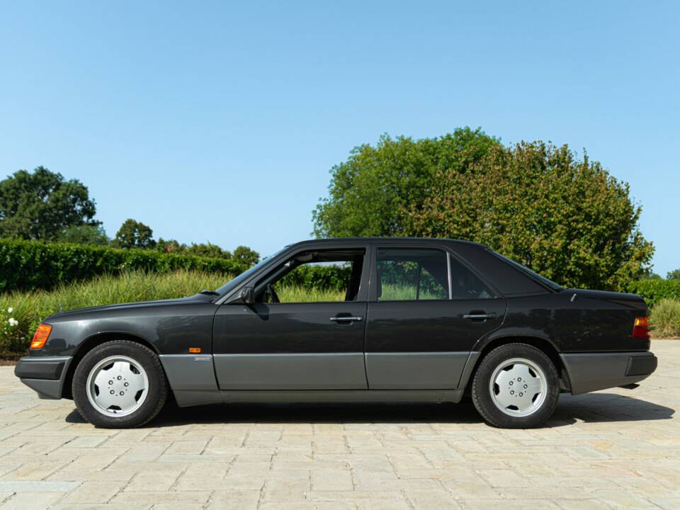 Bild 5/50 von Mercedes-Benz 300 E-24 (1989)