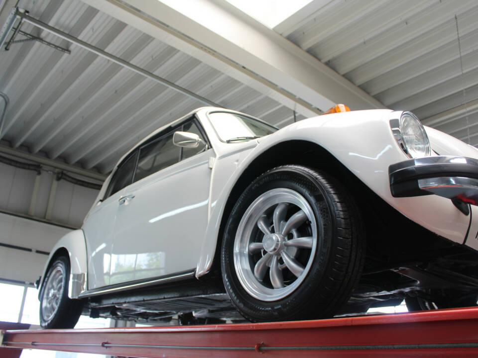 Immagine 8/50 di Volkswagen Kever 1303 &quot;Triple White&quot; (1977)