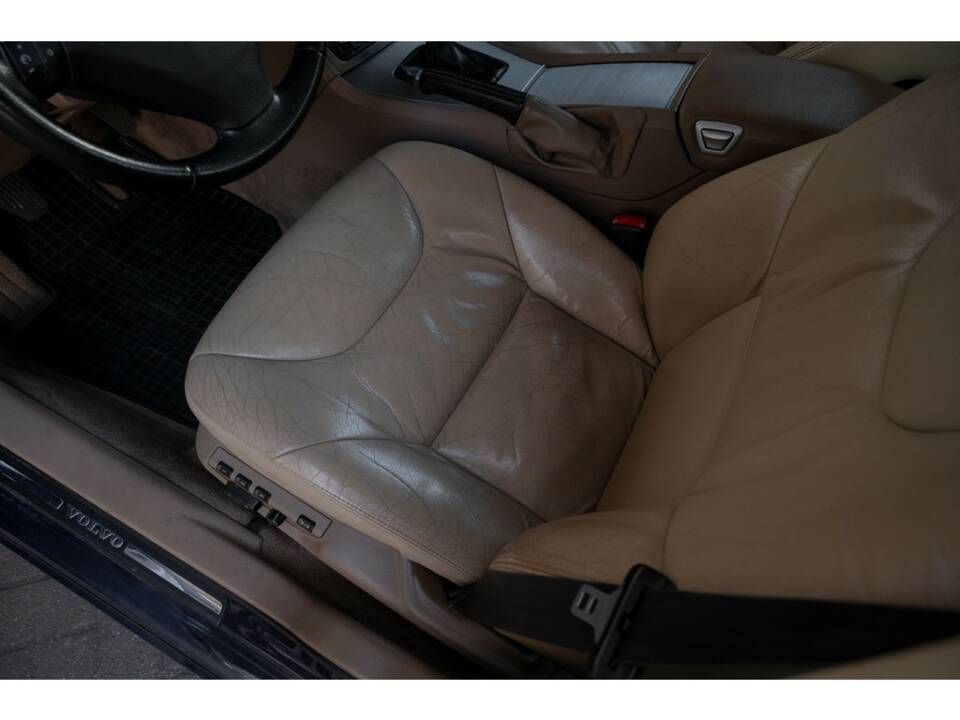 Image 30/43 of Volvo V 70 2.4 (2007)