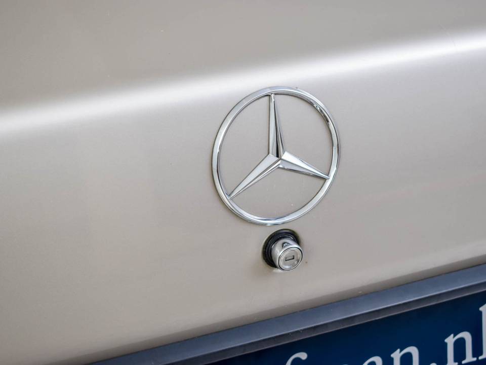 Image 12/50 of Mercedes-Benz 190 D 2.5 Turbo (1989)