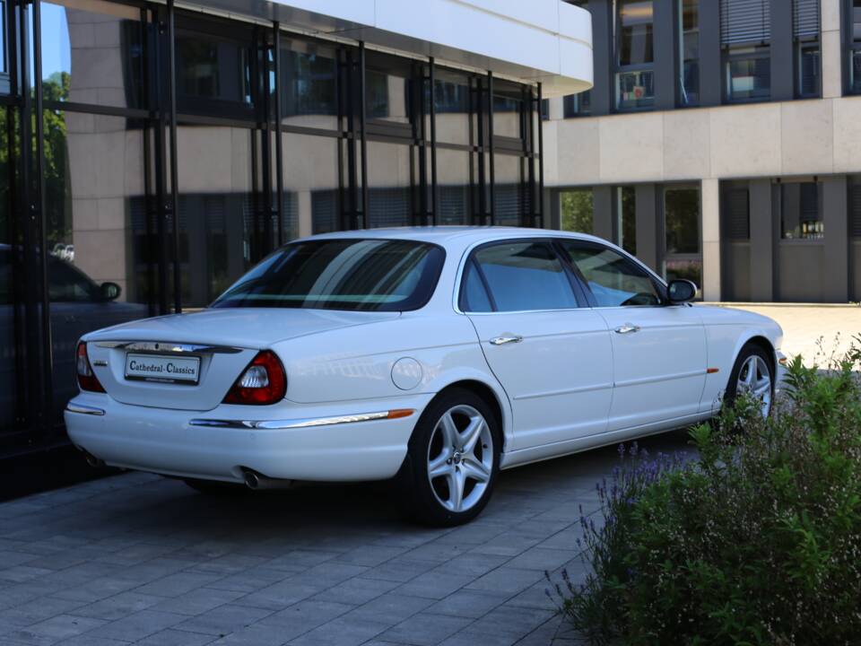 Imagen 26/77 de Jaguar XJ 8 4.2 (2005)