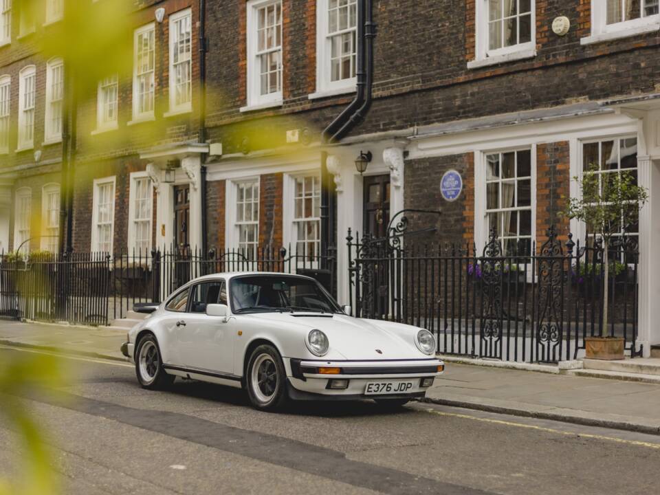 Image 21/33 of Porsche 911 Carrera 3.2 (1988)