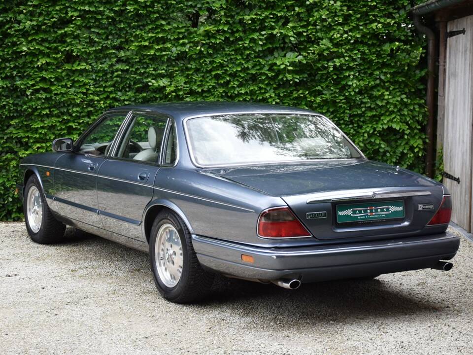 Image 3/40 of Jaguar XJ 6 4.0 Sovereign (1995)