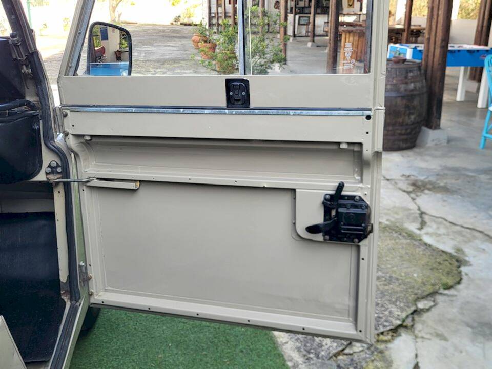 Bild 22/39 von Land Rover 88 (1981)