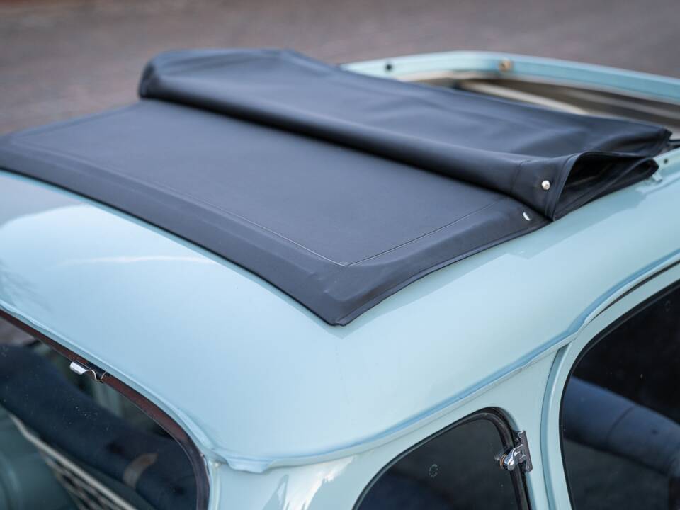 Image 24/66 of Renault R 4 Super (1962)