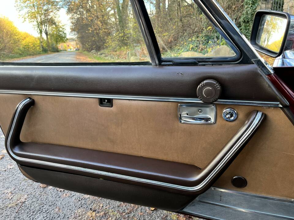 Image 22/35 of Peugeot 504 Convertible (1980)