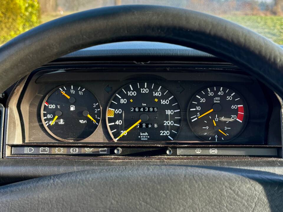 Image 7/12 of Mercedes-Benz 190 E 2.0 (1992)