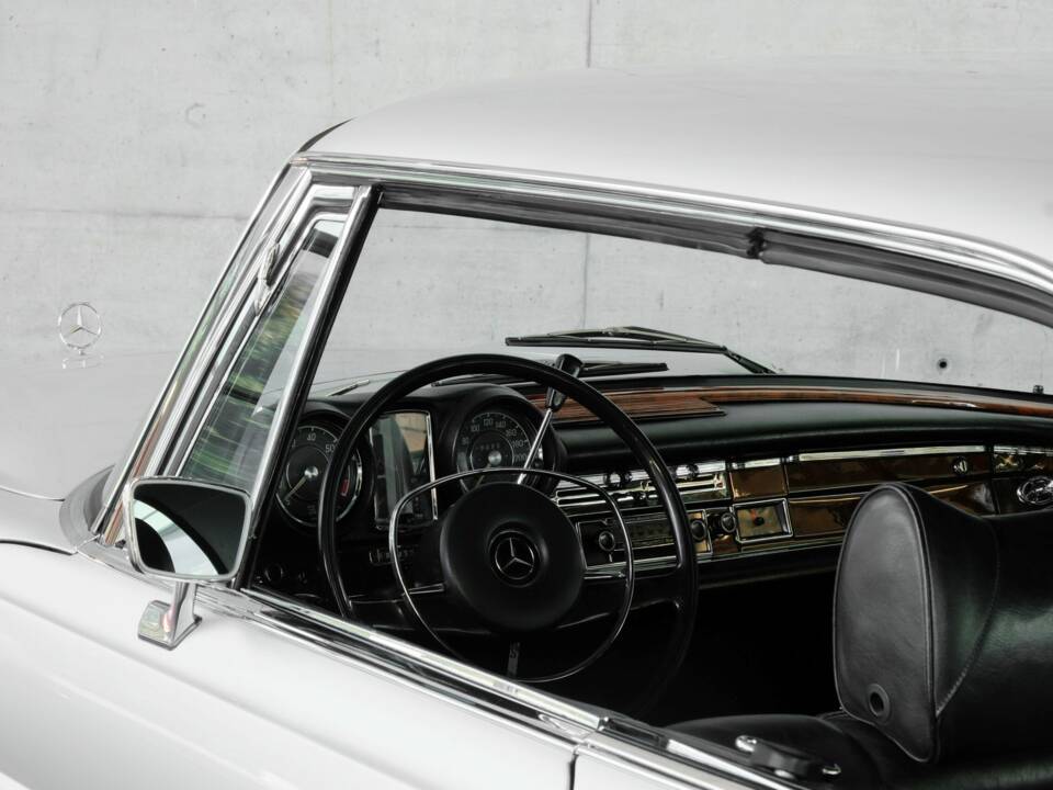 Image 14/49 de Mercedes-Benz 280 SE (1970)