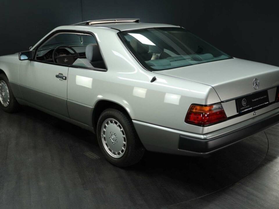 Afbeelding 4/50 van Mercedes-Benz 230 CE (1988)