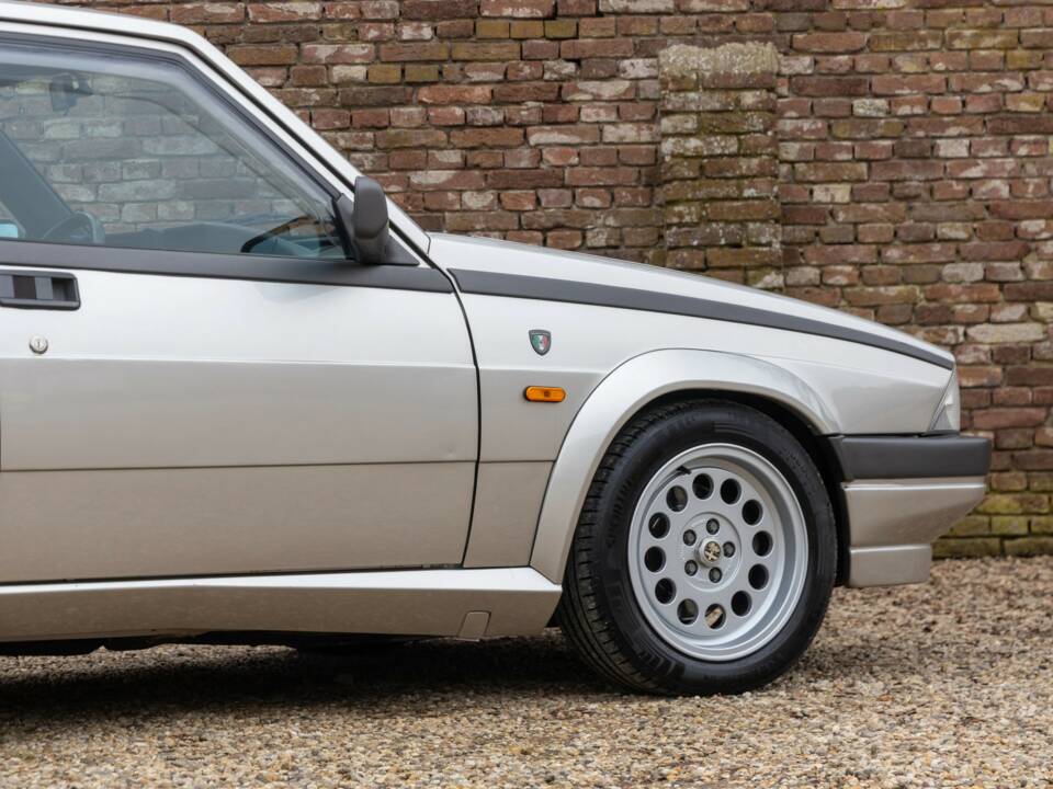 Afbeelding 43/50 van Alfa Romeo 75 2.0 Twin Spark (1988)