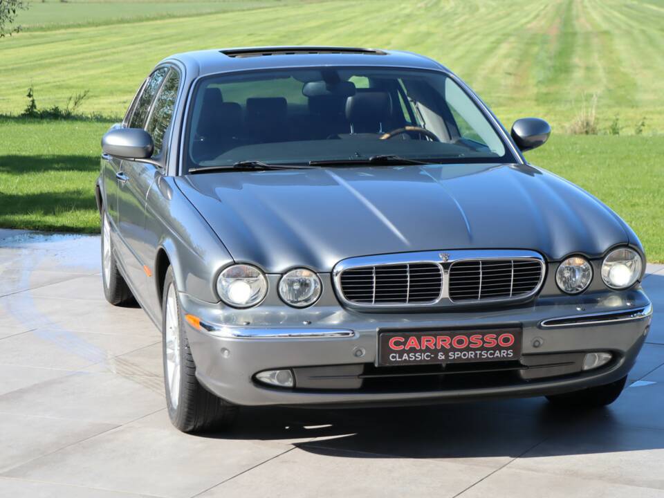 Image 17/50 of Jaguar XJ 8 4.2 (2004)