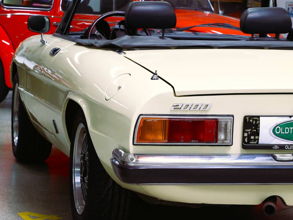 Image 11/25 of Alfa Romeo 2000 Spider Veloce (1982)