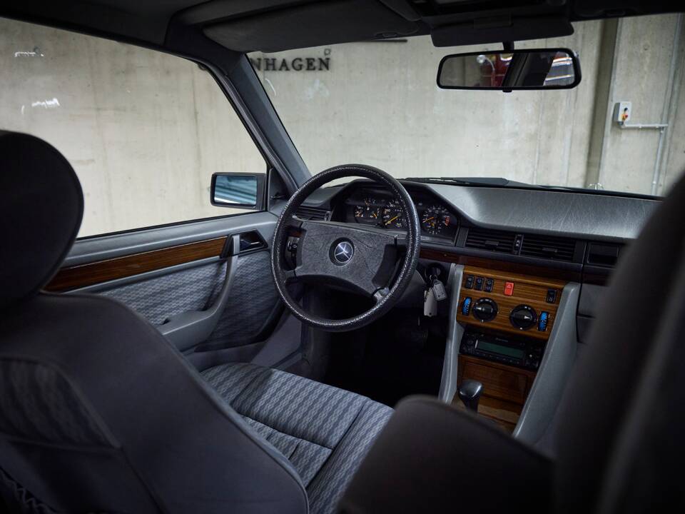 Image 80/100 of Mercedes-Benz 230 TE (1990)