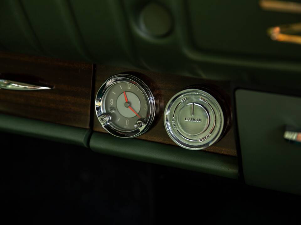 Image 18/44 of Ford Zodiac MkIII (1964)