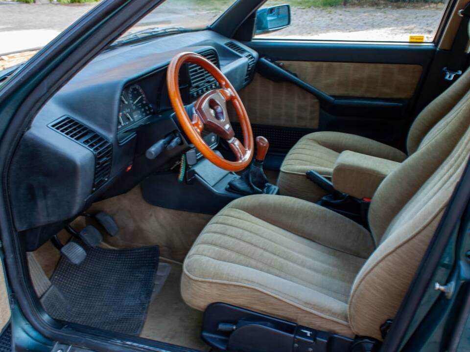 Bild 5/7 von Lancia Thema I.E. Turbo (1986)