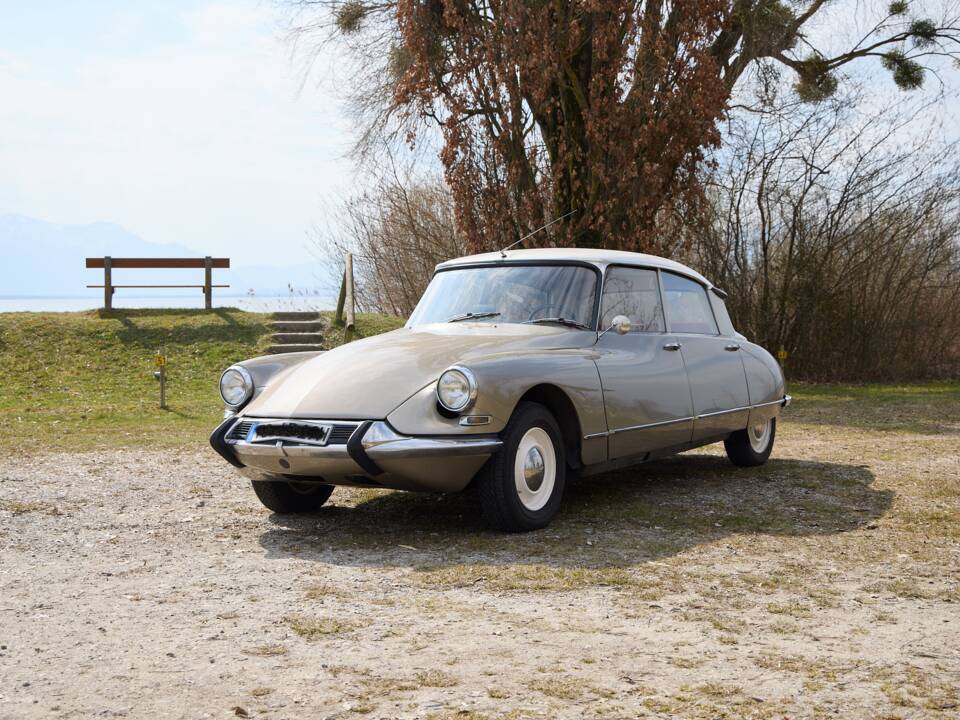 Image 3/28 of Citroën ID 19 (1966)