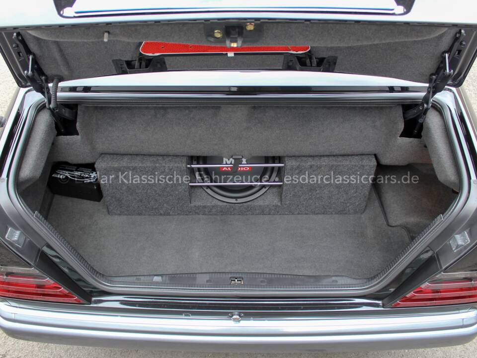Image 26/33 of Mercedes-Benz E 200 (1994)