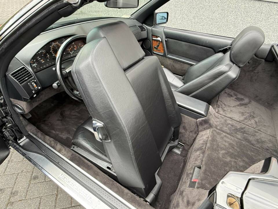 Image 32/50 of Mercedes-Benz 500 SL (1991)