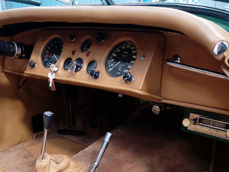 Image 31/57 of Jaguar XK 120 SE OTS (1953)