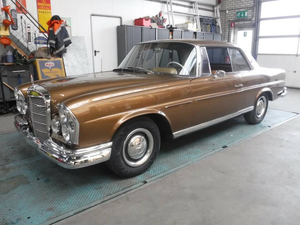 Image 35/50 of Mercedes-Benz 250 SE (1966)