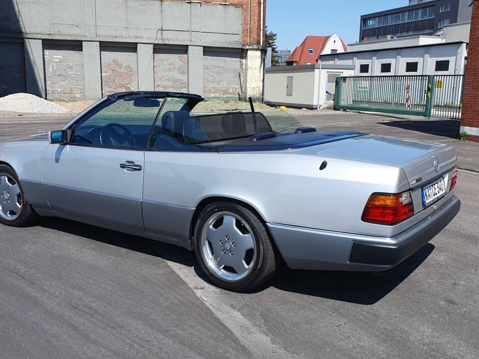 Imagen 26/94 de Mercedes-Benz 300 CE-24 3.4 AMG (1992)