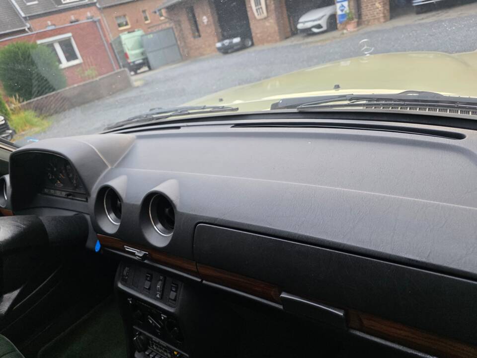 Image 60/73 of Mercedes-Benz 230 E (1985)