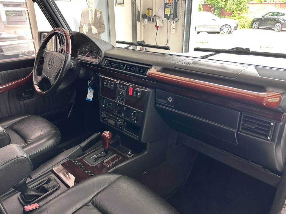 Image 16/28 of Mercedes-Benz G 500 (SWB) (1999)
