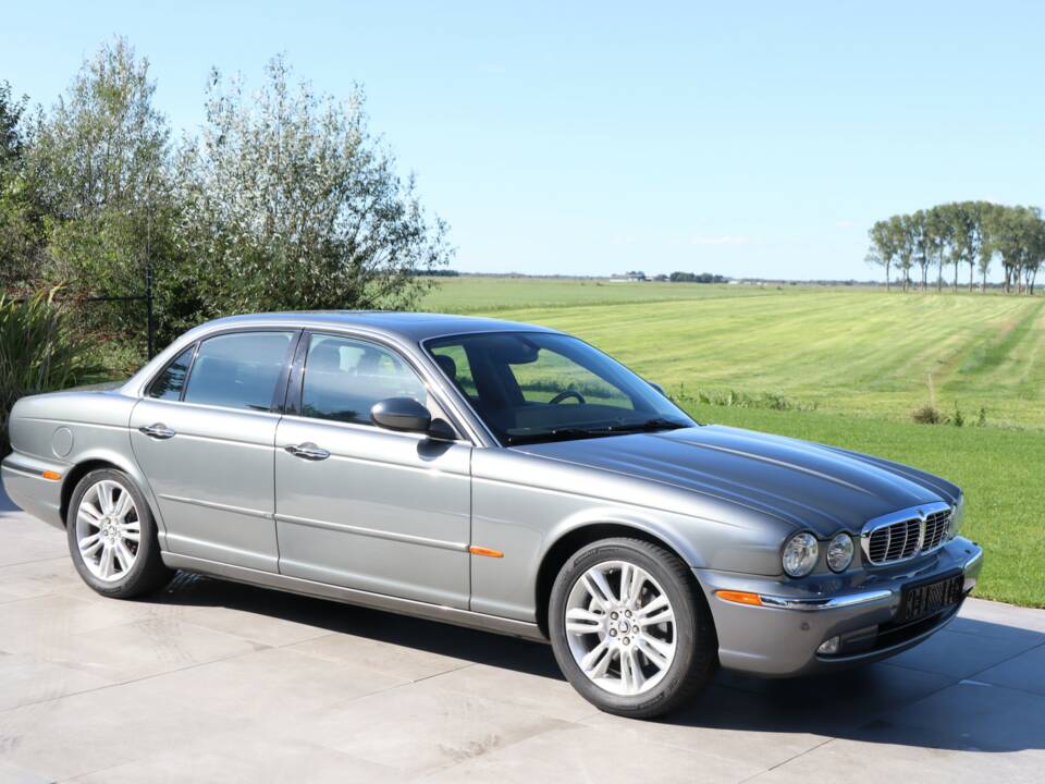 Image 26/50 of Jaguar XJ 8 4.2 (2004)