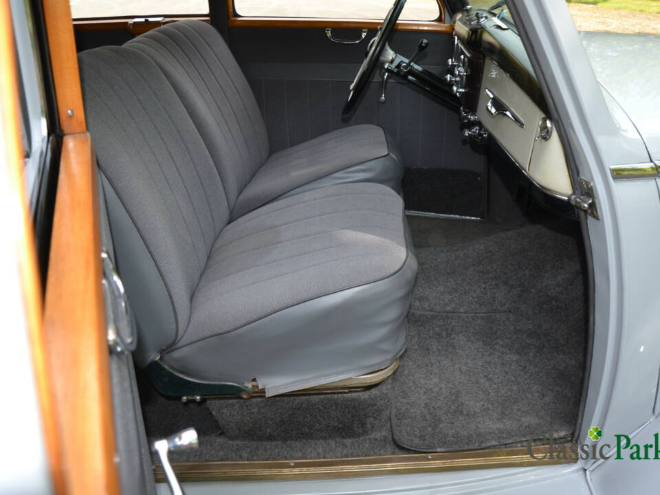 Image 24/50 of Mercedes-Benz 220 (1952)