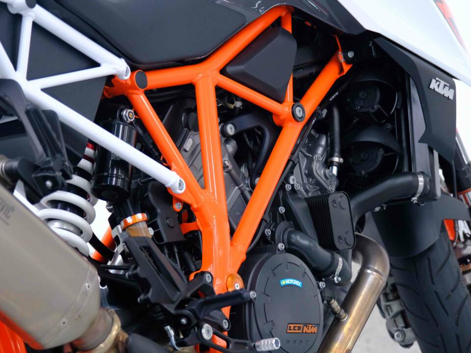 Image 80/83 of KTM 1290 Super Duke R (2018)